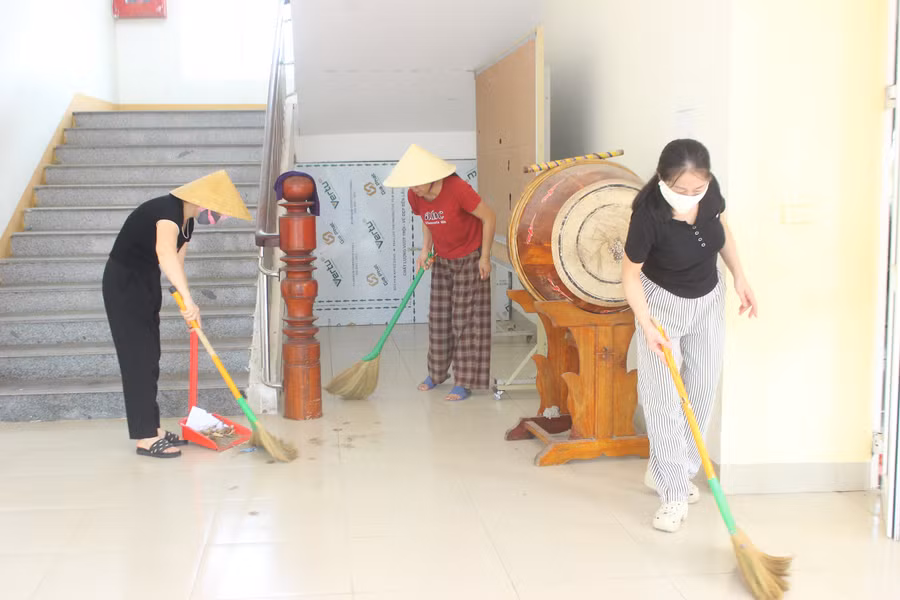 Giáo viên Trường Tiểu học Văn Yên (phường Thành Sen) vệ sinh trường lớp.