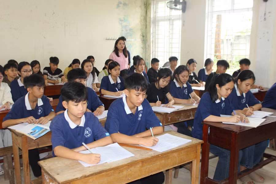 Học sinh lớp 9 ôn tập cho Kỳ thi tuyển sinh lớp 10 THPT.
