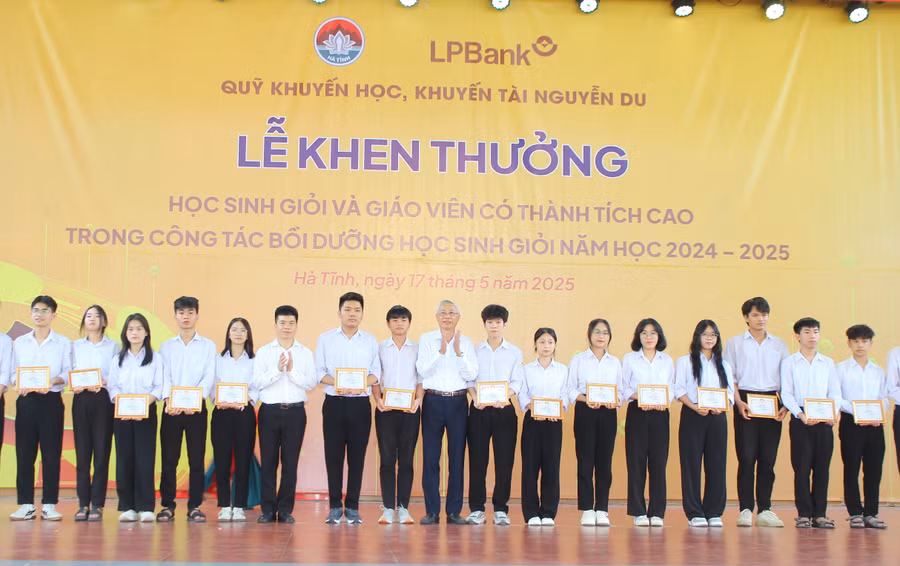 Hà Tĩnh trao thưởng cho hơn 200 giáo viên và học sinh đạt thành tích cao.