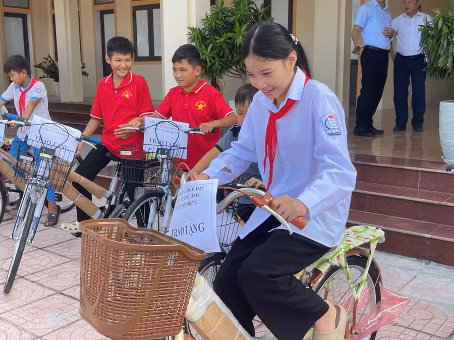 Em Võ Minh Thanh Trúc (HS lớp 6, Trường THCS Kỳ Xuân, Hà Tĩnh) háo hức đón bên chiếc xe đạp mới. 1790065515956-2086216118838149435-g5197130965865855447-88968679e417500daf3bc1b376565ae2.jpg