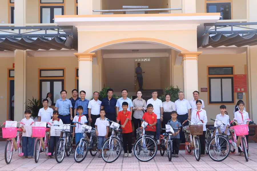 Đại diện Báo Giáo dục và Thời đại cùng các doanh nghiệp, đại diện lãnh đạo UBND xã Kỳ Xuân trao tặng xe đạp đến học sinh khó khăn trên địa bàn. 1790067524418-2086216118838149435-g5197130965865855447-eeb50424a662a7e1dc6687047e9cbed3.jpg