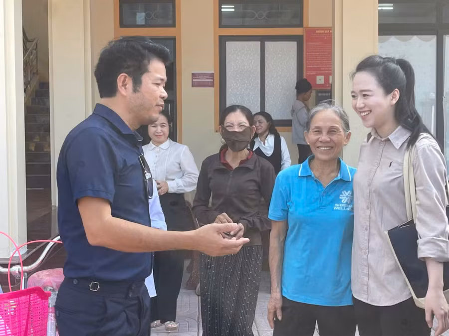 Bà Nguyễn Thị Cương (76 tuổi) chia sẻ niềm vui mừng khi cháu gái nhận được chiếc xe đạp mới. 1790065516054-2086216118838149435-g5197130965865855447-232a963749f512b7ddaef63f0cb64cf1.jpg