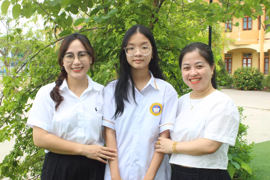 Nguyễn Diệp Ngân (THCS Thạch Linh, Hà Tĩnh) cùng cô giáo và mẹ.