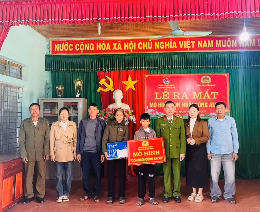 cong-an-xa-cam-hung-nhan-do-dau-em-le-tran-nhat-tien.jpg