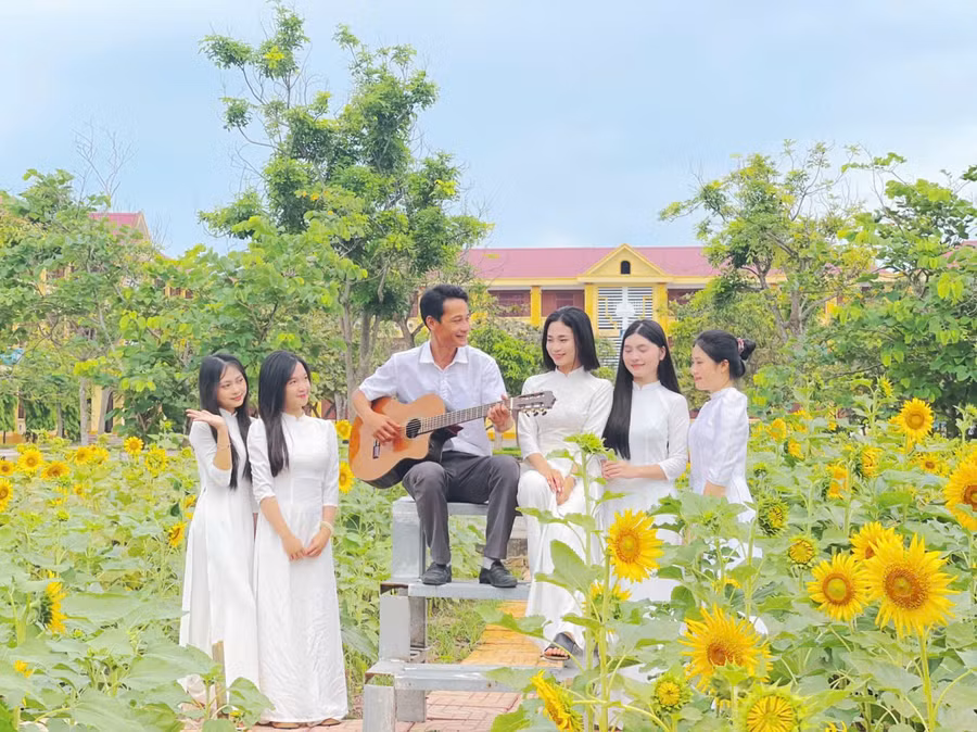 Khu vườn ngập tràn sắc vàng hoa hướng dương tại Trường THPT Nguyễn Đình Liễn.