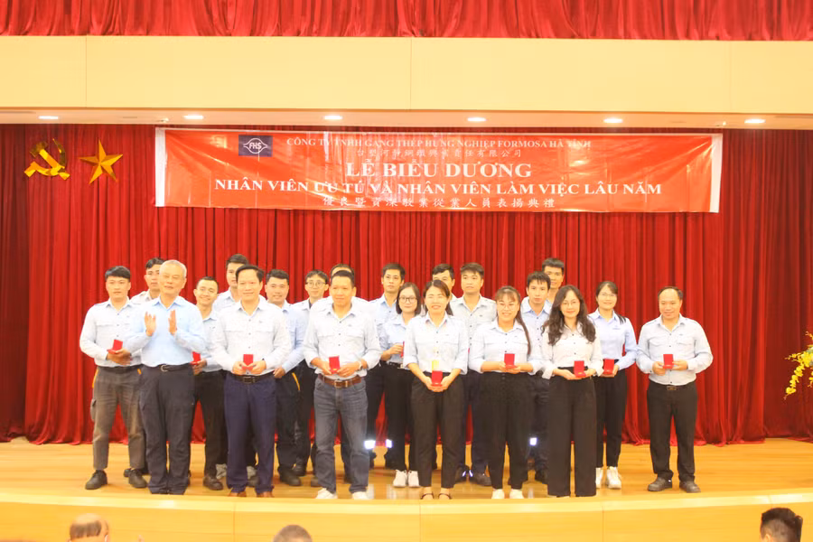Formosa Hà Tĩnh tôn vinh nhân viên ưu tú, trao vàng cho 651 lao động thâm niên.