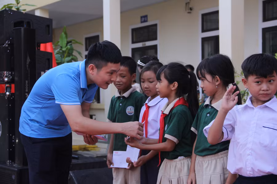 Đại diện Văn phòng Báo Giáo dục và Thời đại khu vực Bắc Trung bộ và Công ty cổ phần Tập đoàn Hoành Sơn trao tặng các suất quà đến học sinh khó khăn. img-3040.jpg