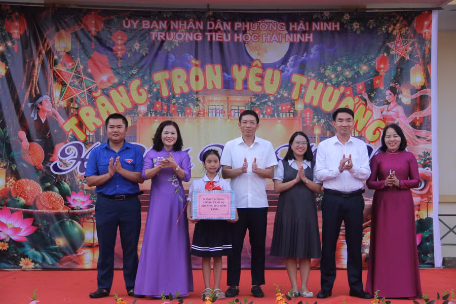 Đại diện lãnh đạo phường Hải Ninh trao quà Trung thu đến học sinh nhà trường. img-3054.jpg