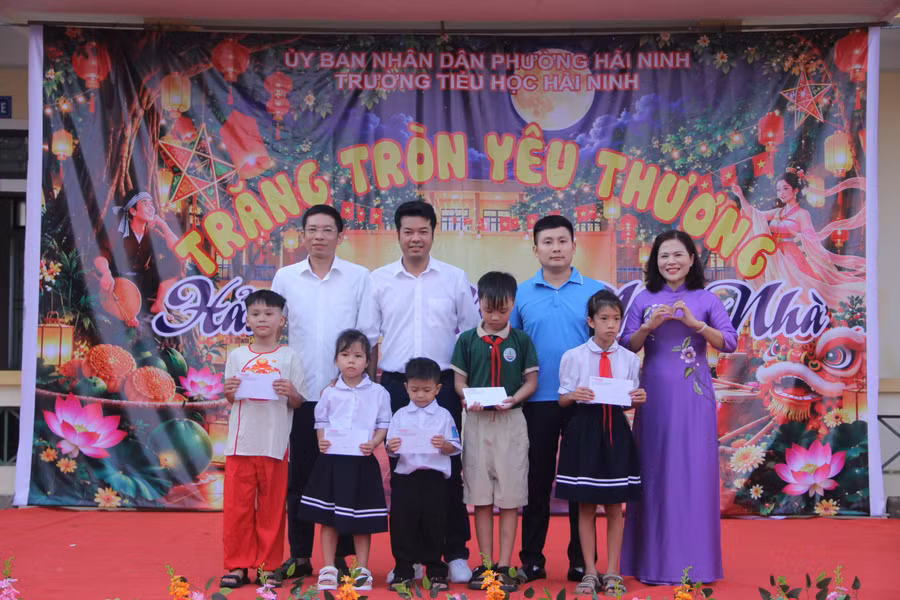 Những suất quà góp thêm niềm vui cho các em nhân dịp Trung thu. img-3033.jpg