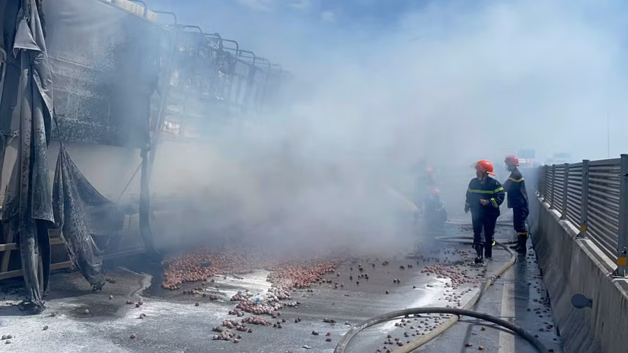 Khói trắng bao trùm toàn bộ xe sau vụ cháy.