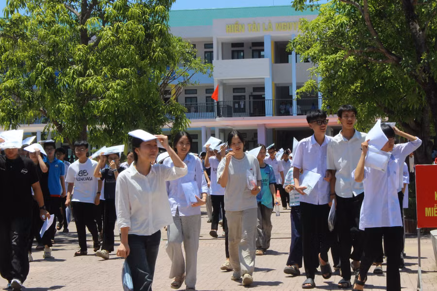Thí sinh tại hội đồng thi Trường THCS Lê Văn Thiêm (Hà Tĩnh) kết thúc buổi thi đầu tiên.