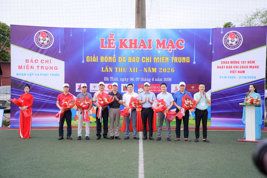 Đại diện lãnh đạo tỉnh Hà Tĩnh tặng hoa chúc mừng các đội bóng tham dự giải.