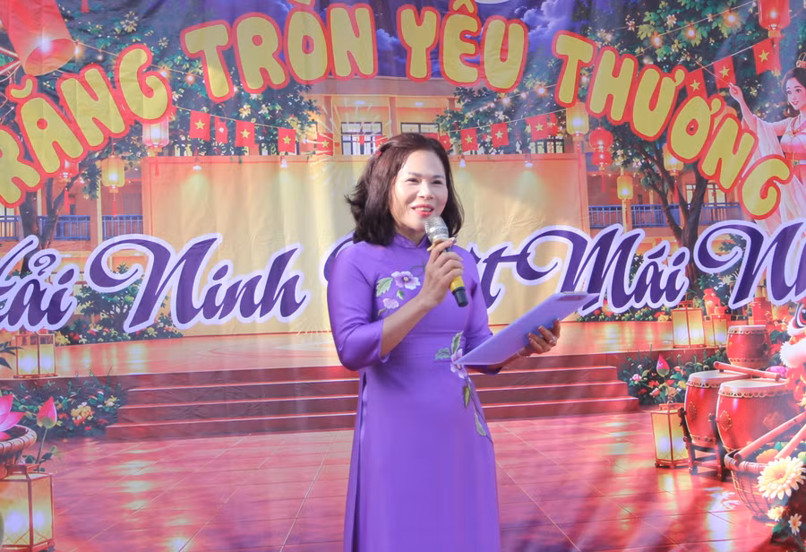 Hiệu trưởng Trường Tiểu học Hải Ninh cảm ơn sự quan tâm, sẻ chia của Báo GD&TĐ, địa phương và các nhà hảo tâm. img-2971.jpg
