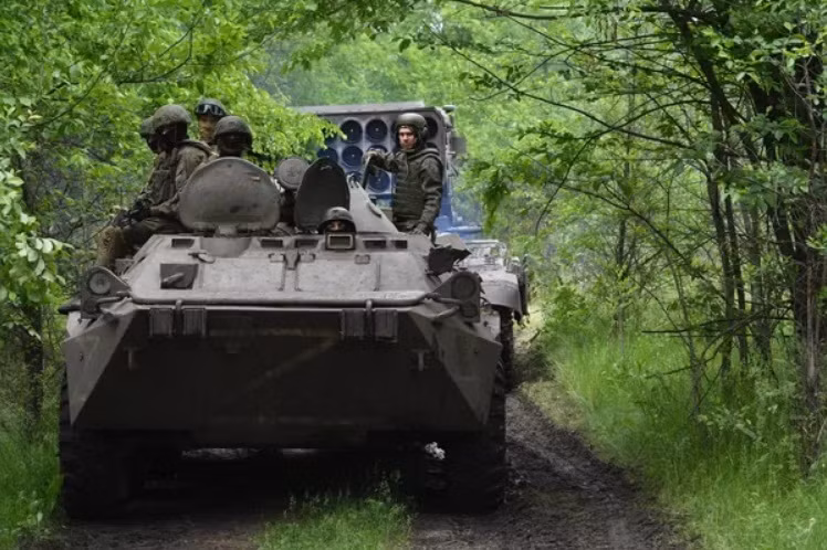 Xe bọc thép hộ tống hệ thống TOS-1A Solntsepyok của Lực lượng vũ trang Nga trong khu vực diễn ra chiến dịch quân sự đặc biệt. Hình ảnh hiếm của Solntsepyok tại điểm nóng