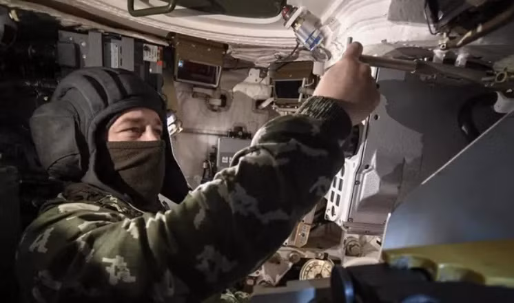 Thành viên kíp lái kiểm tra xe tăng T-90M Proryv vừa được chuyển đến đơn vị, trong khu vực phía nam của chiến dịch quân sự đặc biệt. Hình ảnh hiếm kíp lái T-90M Proryv tại điểm nóng