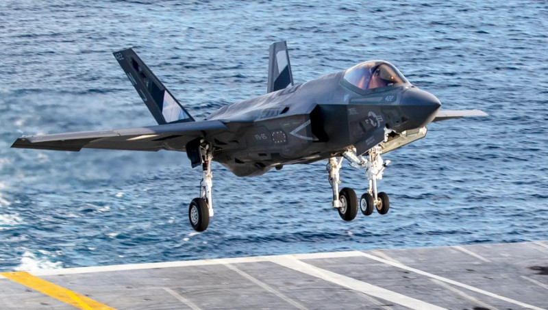 Hình ảnh F-35C tráng gương để tàng hình