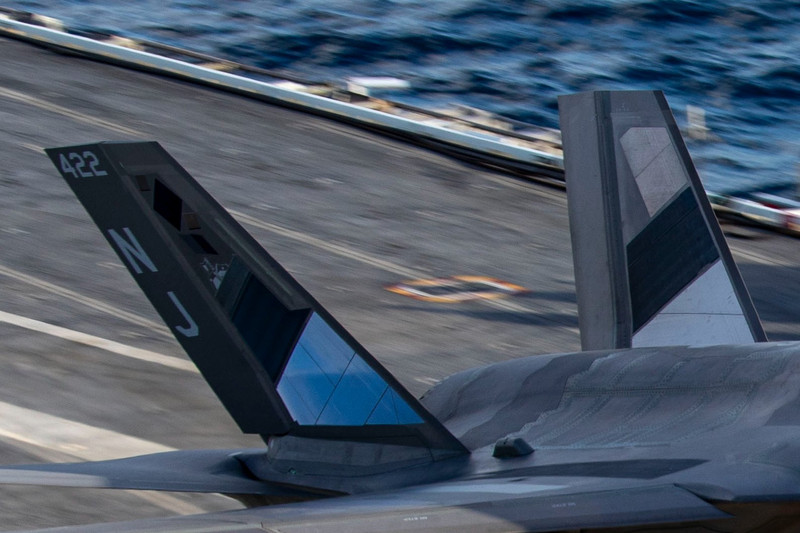 Hình ảnh F-35C tráng gương để tàng hình