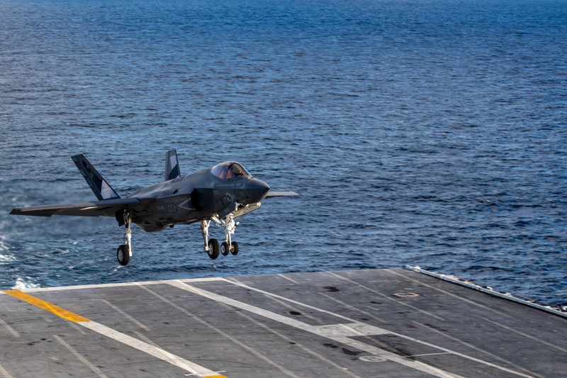 Hình ảnh F-35C tráng gương để tàng hình