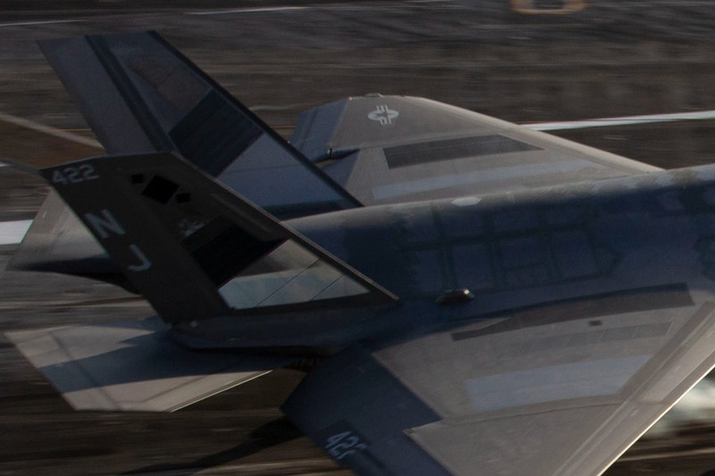Hình ảnh F-35C tráng gương để tàng hình