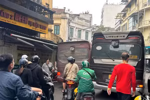 Ô tô trên 16 chỗ 'quần thảo' phố cổ Hà Nội