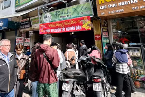 Hàng quán ở Hà Nội tấp nập, khách xếp hàng chờ phục vụ