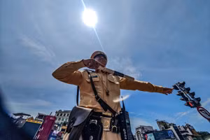 CSGT Hà Nội 'đội nắng' điều tiết giao thông