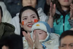 Vợ Quang Hải bế quý tử lặn lội đến sân Việt Trì cổ vũ tuyển Việt Nam