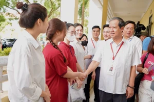 Bộ trưởng Nguyễn Kim Sơn động viên phụ huynh, thí sinh thi tốt nghiệp THPT 2025