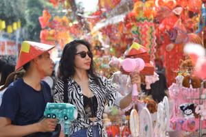 Phố Hàng Mã ở Hà Nội nhộn nhịp ngày Tết Trung thu