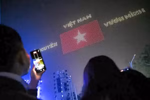 Hà Nội: Hồ Tây 'kẹt cứng' người dân đổ về xem trình diễn ánh sáng