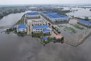 Nhiều hộ dân ở xã Việt Long, Sóc Sơn vẫn bị chia cắt bởi nước sông Cà Lồ