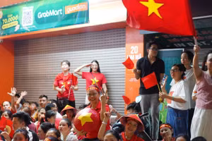 Nhộn nhịp không khí chờ xem diễu binh diễu hành A80