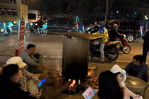 Cư dân quây quần luộc bánh chưng ngay vỉa hè chung cư ở Hà Nội
