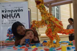 Trẻ em thích thú xem khủng long tại 'Kỷ nguyên Nhựa'