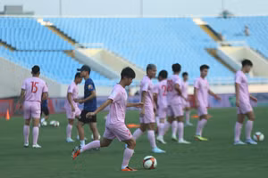 Đội tuyển Việt Nam tập trên SVĐ Mỹ Đình trước trận đấu với Nga