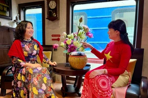 Ngắm Đoàn tàu 5 cửa ô chạy tuyến Ga Hà Nội - Từ Sơn