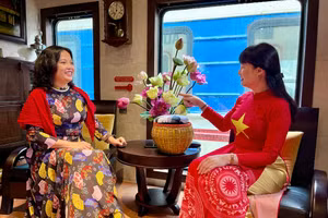 Ngắm Đoàn tàu 5 cửa ô chạy tuyến Ga Hà Nội - Từ Sơn