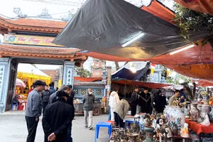 Tiểu thương tấp nập chuẩn bị phiên chợ Viềng Phủ