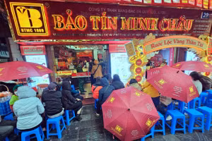 Người Hà Nội đội mưa rét xếp hàng mua vàng trước ngày Vía Thần Tài