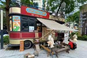 Toa tàu điện đưa du khách trở về Hà Nội thời bao cấp