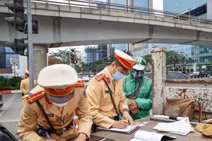CSGT Hà Nội xử phạt nhiều tài xế xe công nghệ