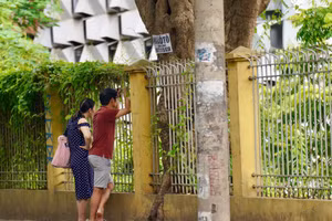 Phụ huynh hồi hộp chờ con thi vào lớp 10 tại Hà Nội