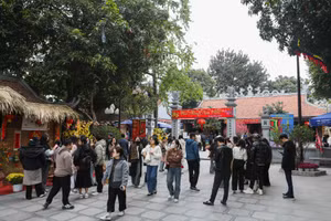 Nhiều người tìm tới Chùa Hà cầu duyên dịp lễ tình nhân