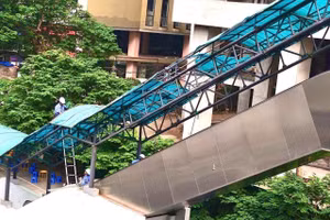 Mái che thang cuốn tuyến tàu điện Cát Linh - Hà Đông được sửa chữa