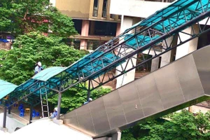 Mái che thang cuốn tuyến tàu điện Cát Linh - Hà Đông được sửa chữa