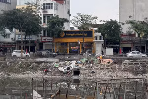 Rác thải bị đổ trộm bên dòng sông Tô Lịch ở Hà Nội
