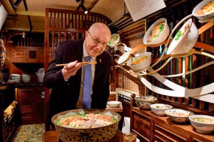 Đại sứ New Zealand, Phần Lan thích thú trải nghiệm du lịch đêm Hà Nội