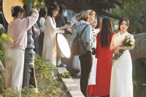 Bất chấp thời tiết, nhiều ‘nàng thơ’ ở Hà Nội vẫn đi chụp ảnh Tết sớm