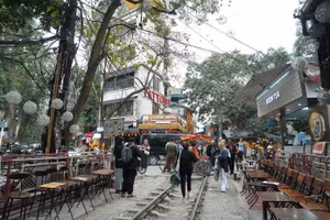 Khu phố 'cà phê đường tàu' vẫn tấp nập sau lệnh cấm