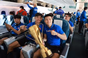 Đội tuyển Việt Nam mang cúp vàng ASEAN về nước 